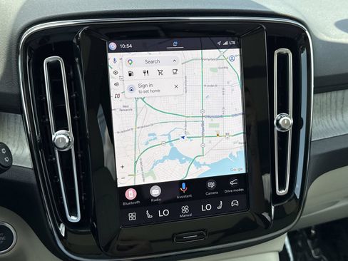 Certified 2024 Volvo XC40 B5 Plus AWD/4WD image 17