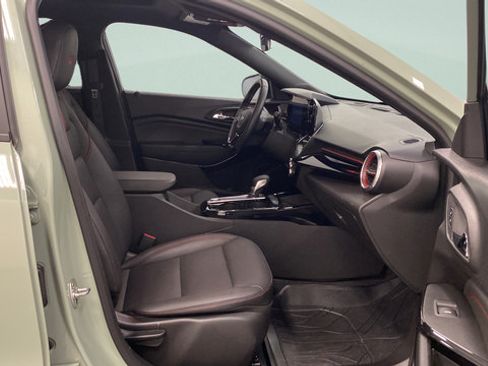Used 2024 Chevrolet Trax RS w/ Sunroof Package FWD image 29