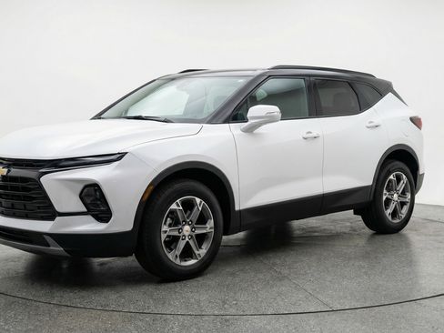 Used 2025 Chevrolet Blazer LT image 3