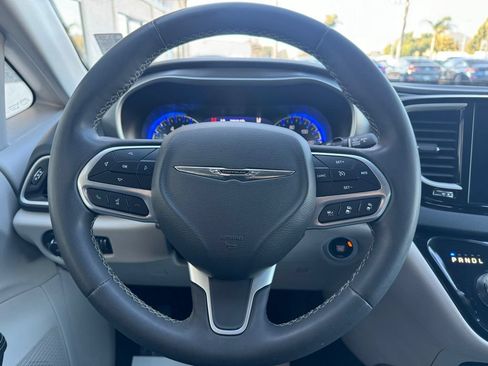 Used 2023 Chrysler Pacifica Touring-L FWD image 12