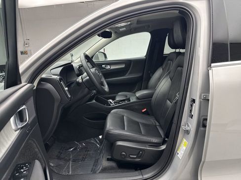Used 2024 Volvo XC40 B5 Plus image 11