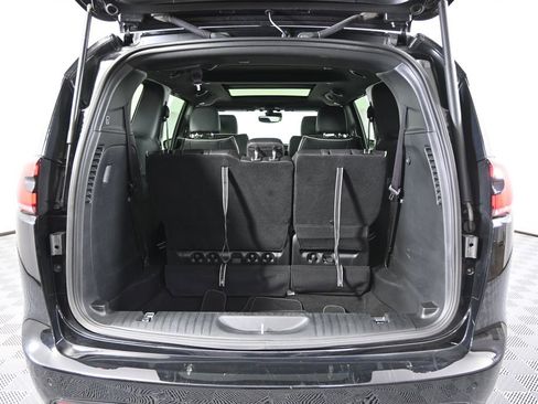 Used 2025 Chrysler Pacifica Limited w/ Trailer Tow Group AWD/4WD image 19