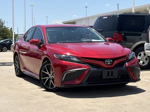 Used 2022 Toyota Camry SE w/ Convenience Package FWD image 2