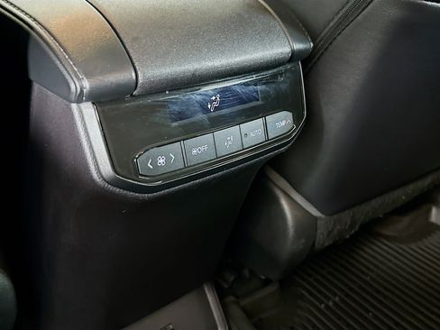 Used 2023 Toyota Highlander XLE FWD image 28