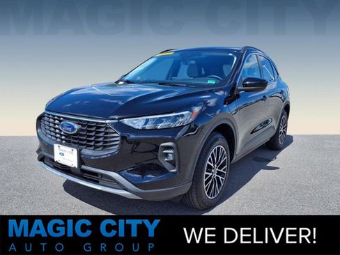 Used 2025 Ford Escape SE w/ Class II Trailer Tow Package image 1