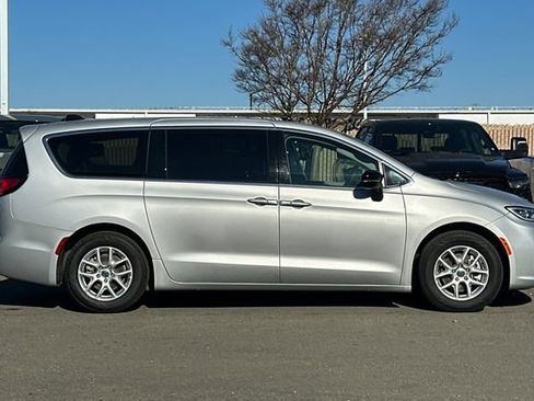 Used 2024 Chrysler Pacifica Touring-L image 3