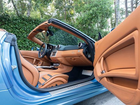 Used 2010 Ferrari California RWD image 16