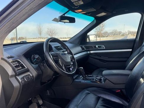 Used 2016 Ford Explorer XLT w/ Equipment Group 202A image 8