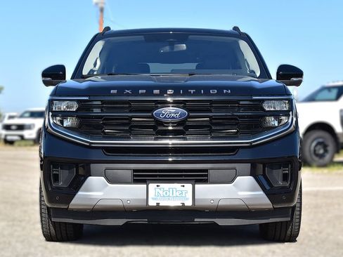 Used 2025 Ford Expedition Max Platinum w/ Driver's Package AWD/4WD image 2