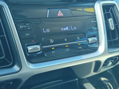Used 2022 Kia Sorento S image 31