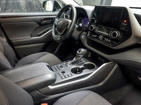 Certified 2024 Toyota Highlander LE image 28