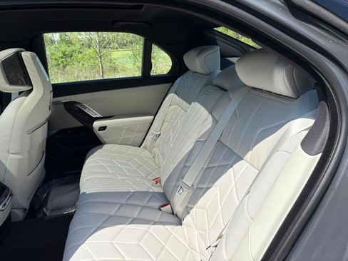 Used 2025 BMW 760i xDrive w/ Luxury Rear Seating Package image 18