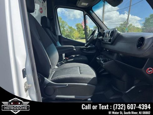 Used 2019 Freightliner Sprinter 3500 w/ Premium Package image 17