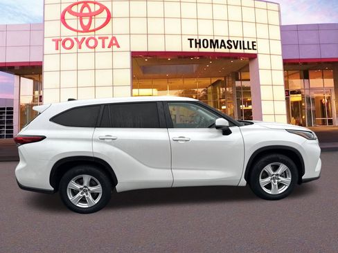 Used 2023 Toyota Highlander LE image 4