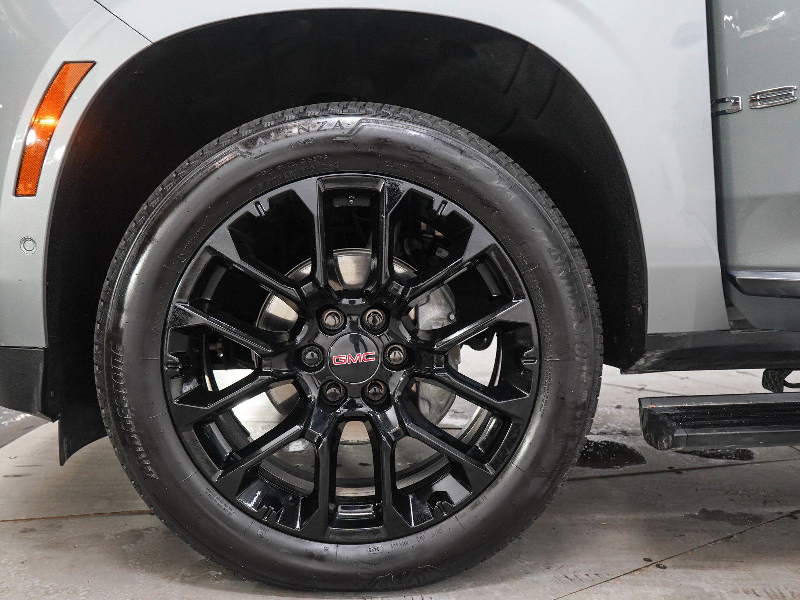 Used 2025 GMC Yukon Denali w/ Sun & Power Step Package AWD/4WD image 32