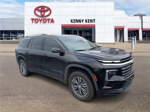 Used 2025 Chevrolet Traverse LT image 1