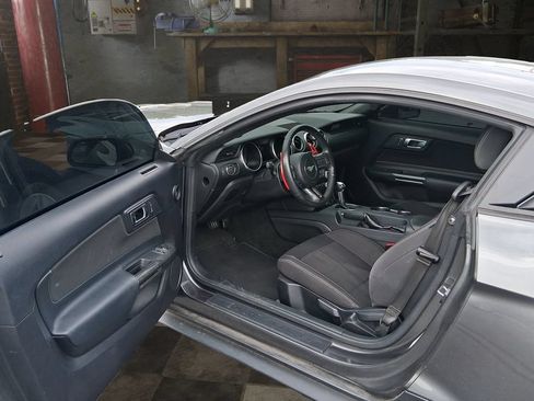 Used 2018 Ford Mustang Coupe RWD image 13