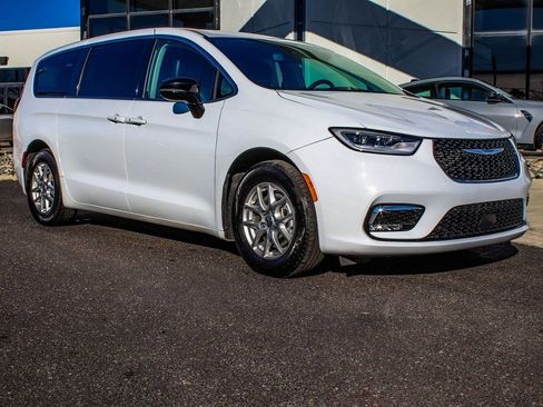 Used 2024 Chrysler Pacifica Touring-L FWD image 3