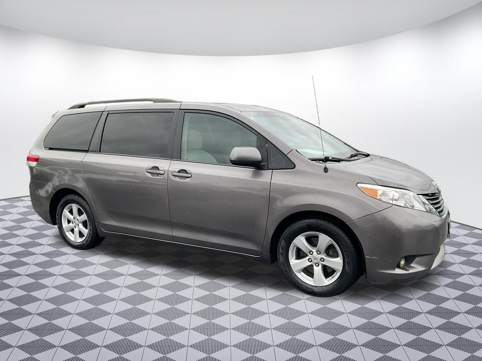 Used 2012 Toyota Sienna LE w/ Towing Pkg FWD image 1