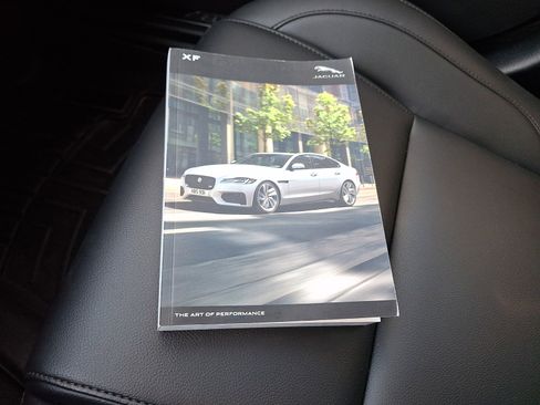Used 2020 Jaguar XF Premium image 26
