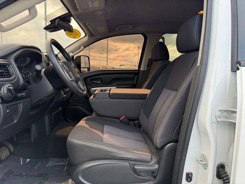 Used 2022 Nissan Titan SV AWD/4WD image 12