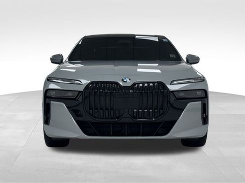 Used 2023 BMW 760i xDrive w/ Executive Package image 2