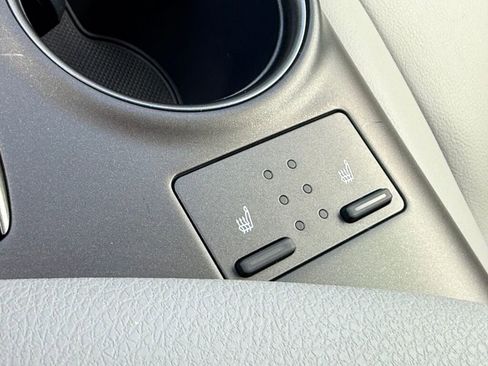 Used 2022 Toyota Camry SE w/ Cold Weather Package image 7