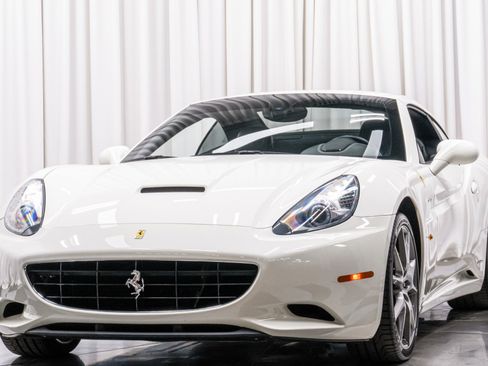 Used 2014 Ferrari California image 40