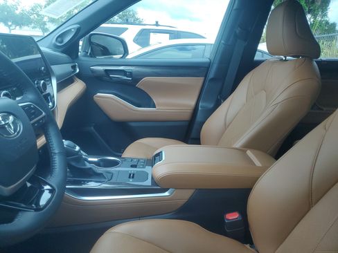 Certified 2024 Toyota Highlander Platinum FWD image 10