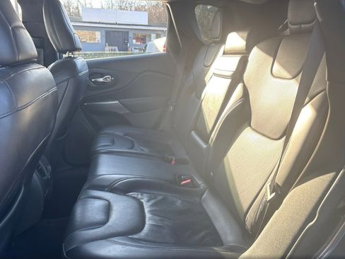 Used 2019 Jeep Cherokee Limited image 17