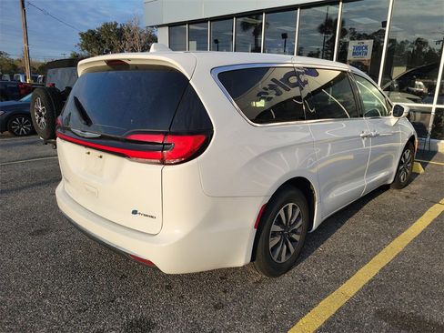 Used 2022 Chrysler Pacifica Touring-L image 3