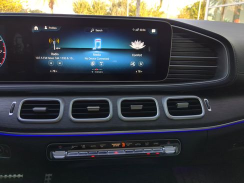 Used 2023 Mercedes-Benz GLS 580 4MATIC image 23