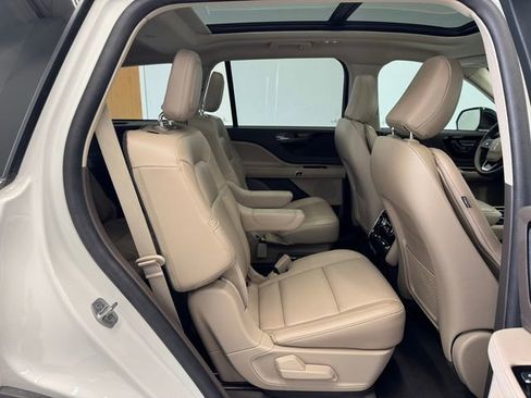 Used 2023 Lincoln Aviator 2WD w/ Premium Package image 18