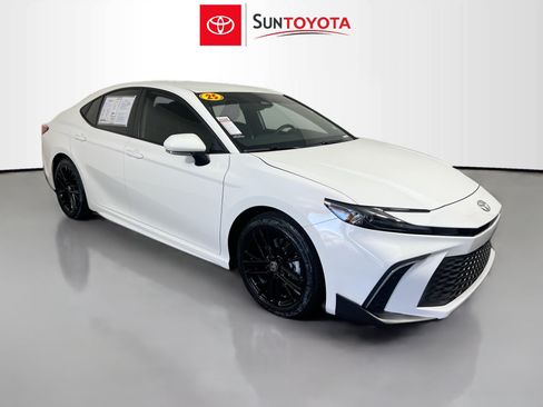 Used 2025 Toyota Camry SE FWD image 1