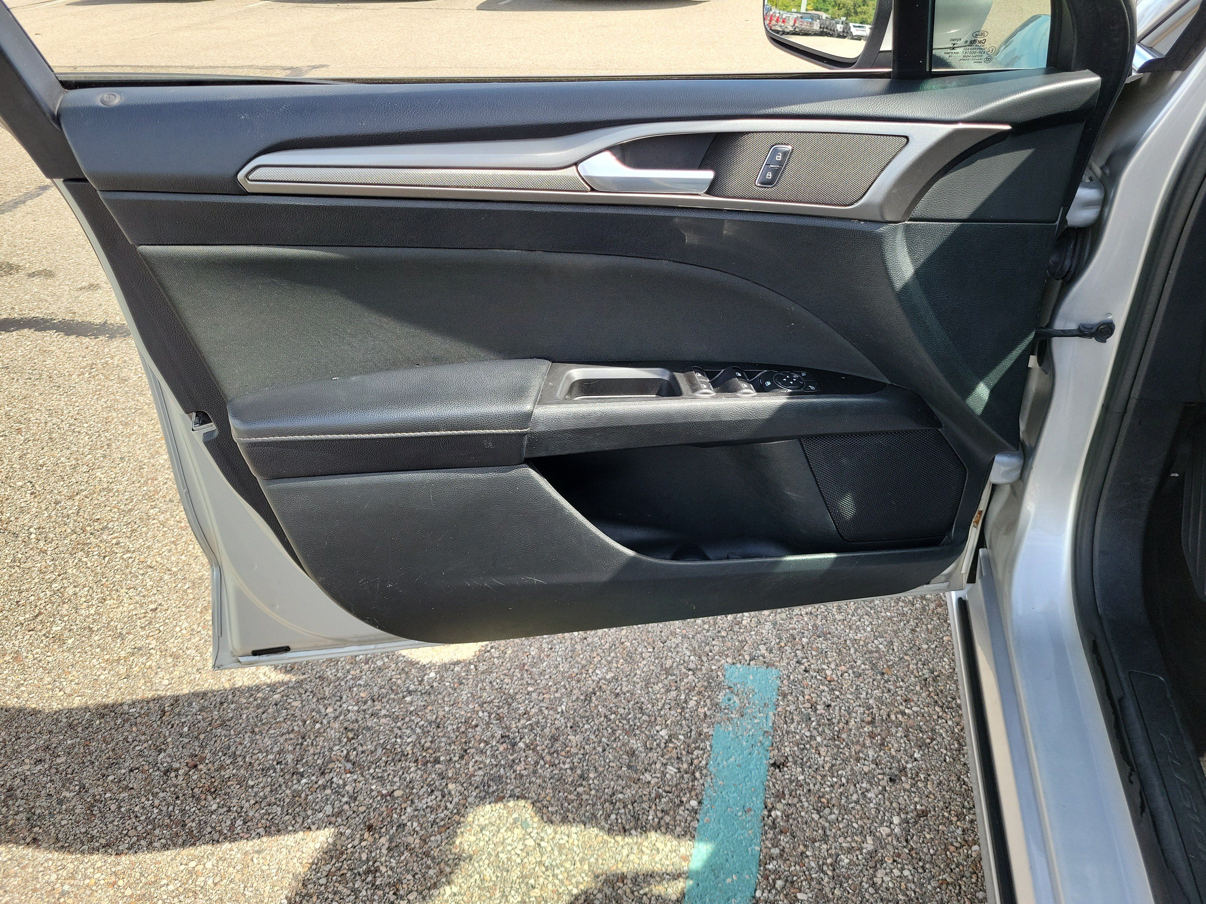 Used 2017 Ford Fusion SE FWD image 18