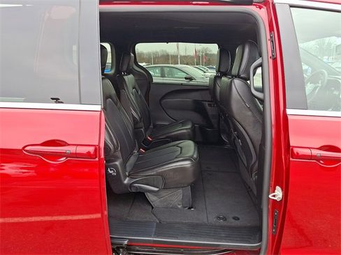 Used 2025 Chrysler Pacifica Select image 10