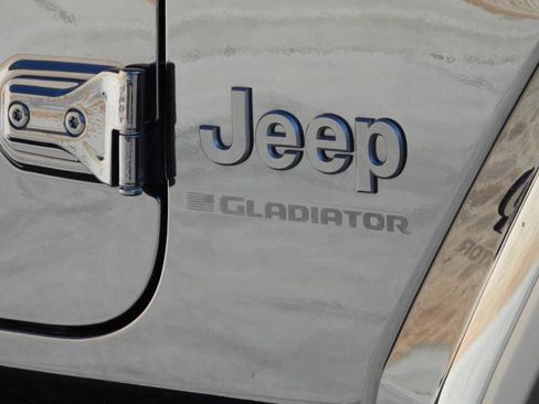 Used 2023 Jeep Gladiator Sport AWD/4WD image 7