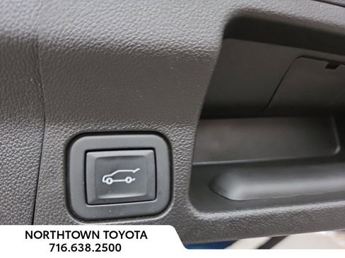 Used 2023 GMC Acadia SLE w/ Driver Convenience Package image 9