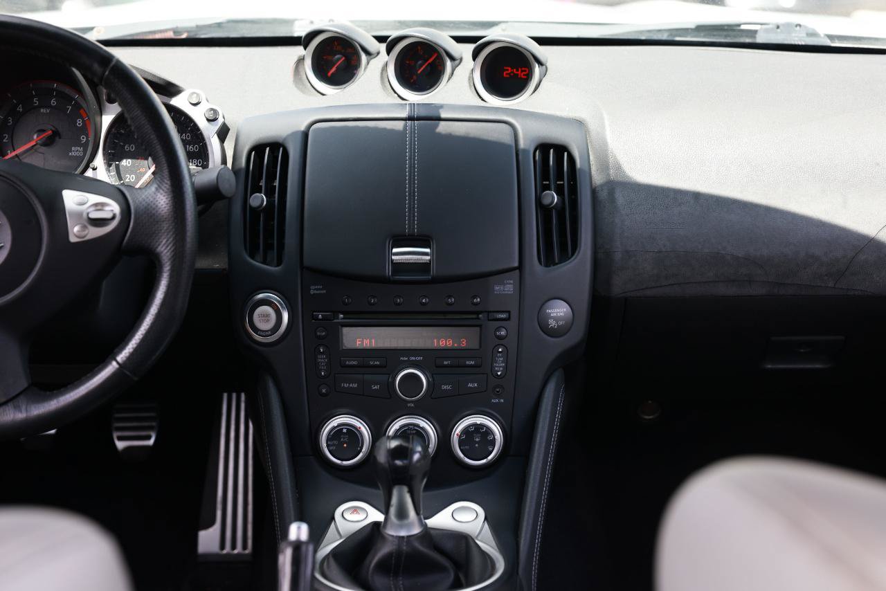 Used 2009 Nissan 370Z Touring RWD image 30