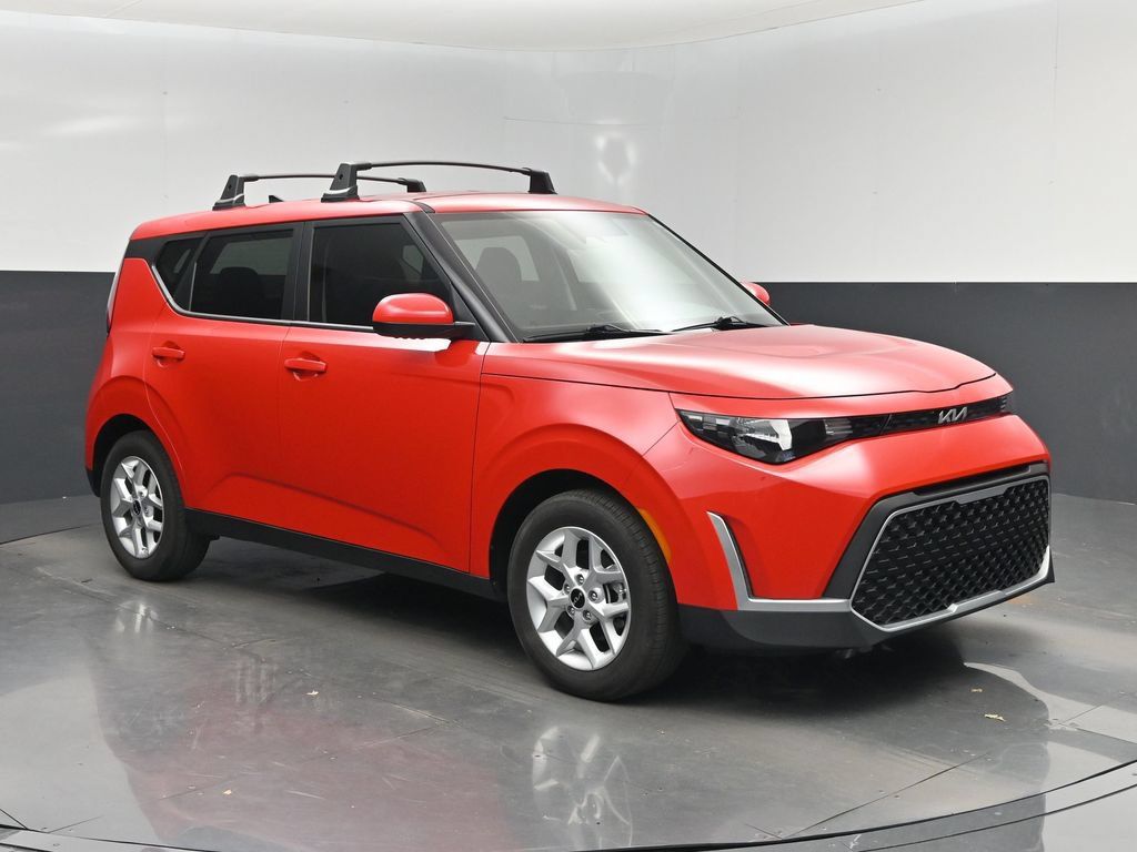 Used 2025 Kia Soul LX w/ LX Technology Package FWD image 1