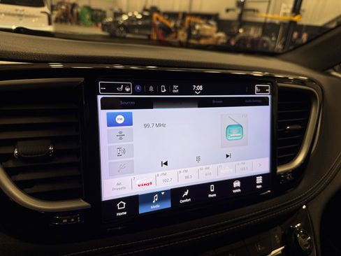 Used 2023 Chrysler Pacifica Touring-L w/ S Appearance Package image 5