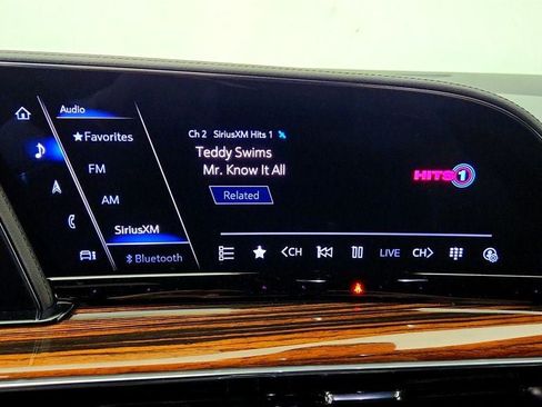 Used 2024 Cadillac Escalade ESV Luxury RWD image 17