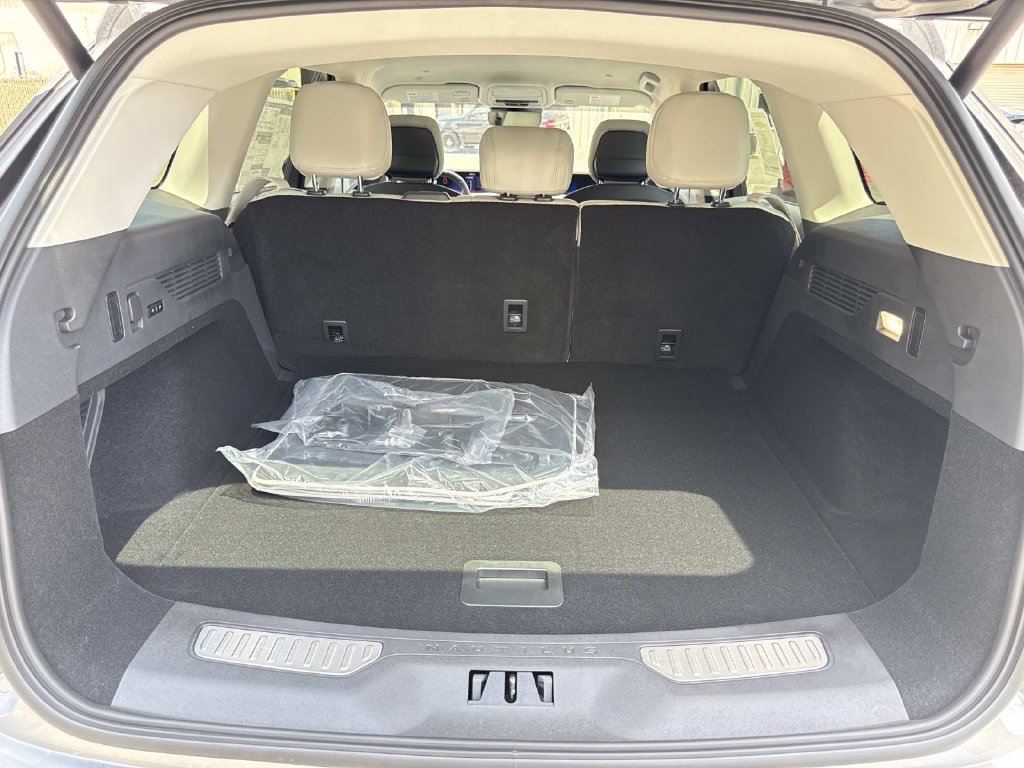New 2026 Lincoln Nautilus Premier AWD/4WD image 11