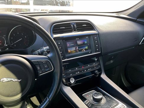 Used 2018 Jaguar F-PACE Premium image 6