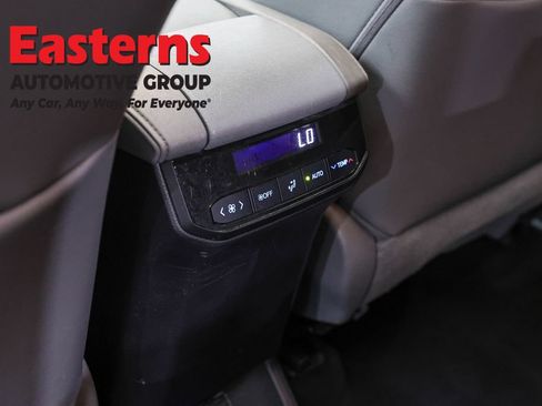 Used 2022 Toyota Highlander XLE AWD/4WD image 22