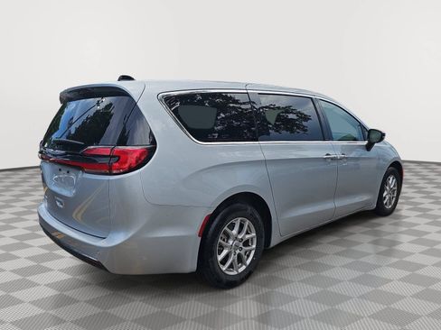 Used 2024 Chrysler Pacifica Touring-L FWD image 8