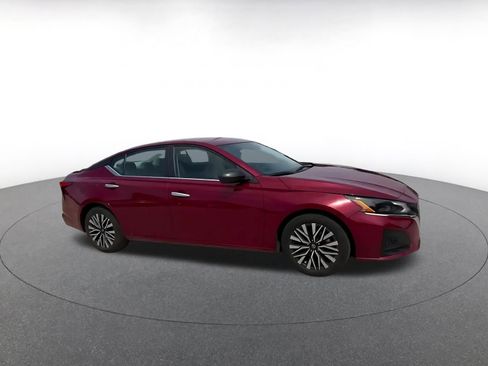 Used 2025 Nissan Altima 2.5 SV FWD image 2