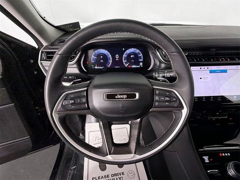 Used 2023 Jeep Grand Cherokee Limited image 11