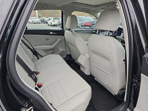 Used 2022 Volkswagen Jetta SE w/ Panoramic Sunroof Package FWD image 14