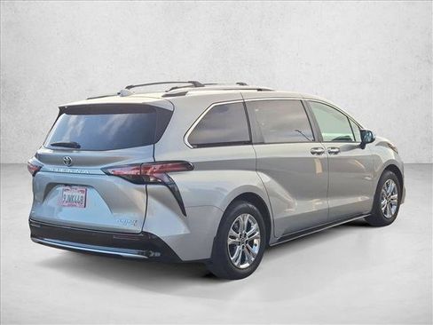 Used 2024 Toyota Sienna Platinum AWD/4WD image 5